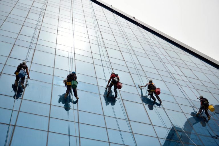 עבודות בגובה בשנת 2026 פיגומים חבלים ופתרונות מתקדמים לבניינים ועסקים