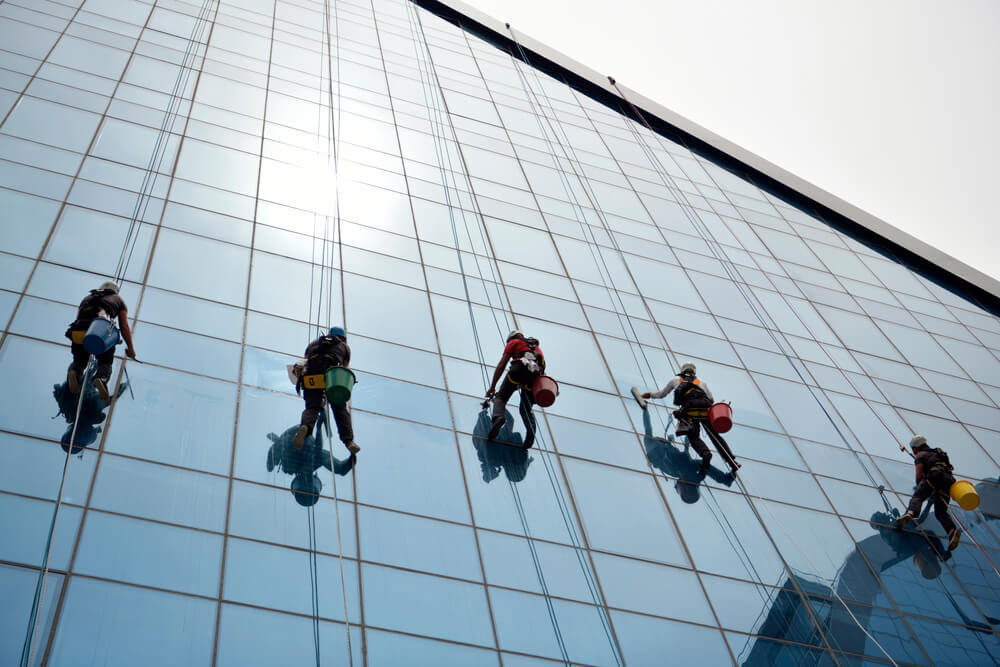 עבודות בגובה בשנת 2026 פיגומים חבלים ופתרונות מתקדמים לבניינים ועסקים